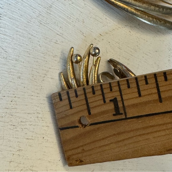 Vintage Brushed Gold Tone Fanned Leaf Brooch & Clip On Earrings Costume Set - Picture 14 of 14